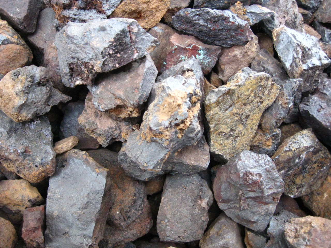 主要含铁矿物（磁铁矿）的用途是什么？